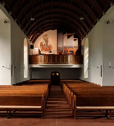 Kircheninnenraum mit Empore und Orgel